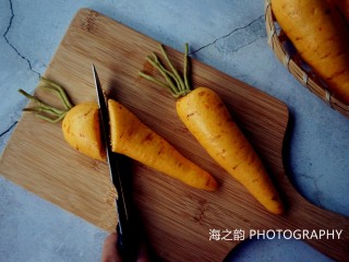 象形胡萝卜馒头,锅里的水烧开后放上蒸屉，转中火蒸13分钟左右，关火后焖3到5分钟再开盖。