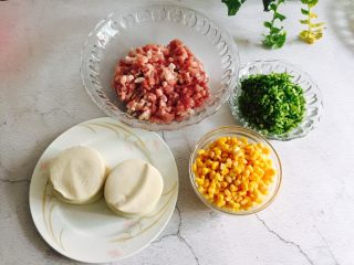 芹菜玉米猪肉馅饺子,准备好食材，饺子皮是买的也可以自己擀皮