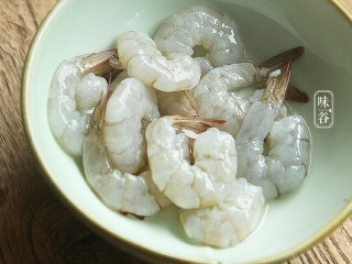 虾仁蒸蛋,剥去虾壳，留下虾尾；