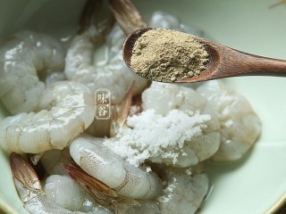 虾仁蒸蛋,放入胡椒粉；