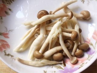 番茄蟹味菇鲜虾年糕汤,蟹味菇去根蒂后洗净。