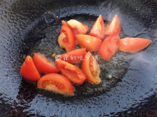 番茄蟹味菇鲜虾年糕汤,接着煸炒番茄。