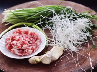 韭菜粉条发面包,韭菜摘洗干净，备齐其它的馅料食材。