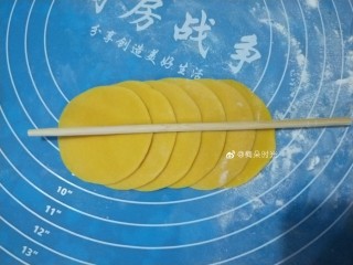 南瓜玫瑰花馒头,六个饺子皮为一组，像图中这样重叠起来，用筷子在中间压一下