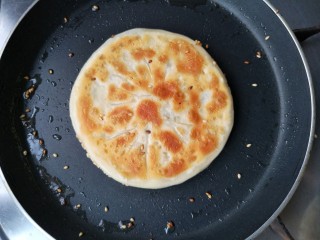 梅干菜肉烧饼,烙至一面金黄焦脆后翻面。