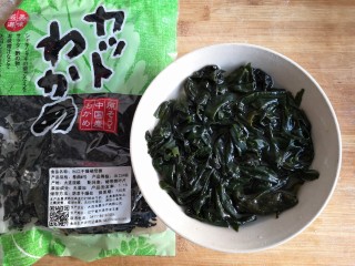 烫面海菜大包,海菜用温水泡发洗净。