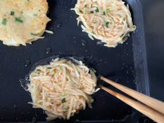 土豆丝饼,用筷子把边缘处弄弄好