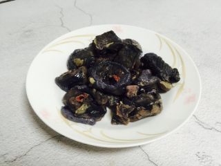 黄芪乌鸡汤,乌鸡清洗干净剁成块