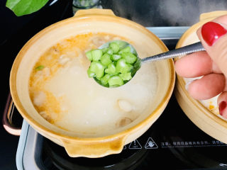 蔬菜虾仁粥,下入西芹