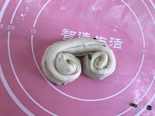 发面葱油饼,再从两头向中间卷起