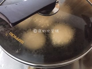 舒芙蕾松饼,盖上锅盖，3分钟左右，翻面，再3分钟左右，就差不多可以出锅了