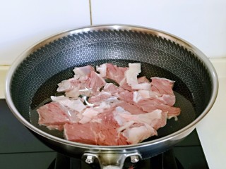 红烧牛肉空心面,泡好的牛腩焯水，冷水入锅，大火烧开，煮3分钟。