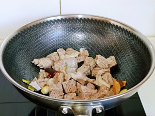 红烧牛肉空心面,再将焯水的牛腩放入锅中煸炒，小火炒至没有水分为止。