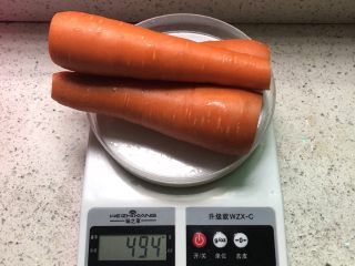 红萝卜玉米肉饺子,红萝卜头和尾去掉，把皮刨干净