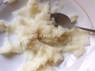 山药发面饼,捣成泥后稍微晾凉一些。