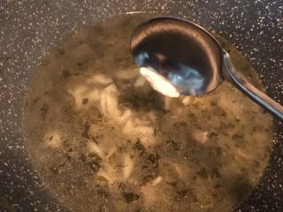 咸菜肉丝面疙瘩,用勺子刮出一小条面团入锅