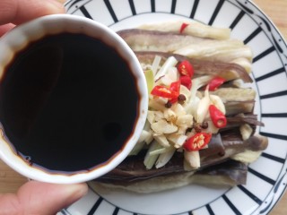 蒜香蒸茄子,撒上味极鲜和酱油的混合液