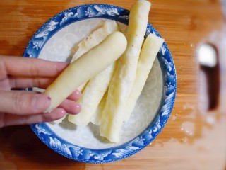 紫薯山药糯米饼（微笑饼）,将蒸熟的山药去皮。