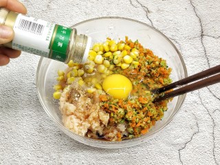 鸡胸蔬菜饼,胡椒粉调味，拌匀