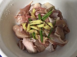 香菇鸡腿饭,放入葱姜