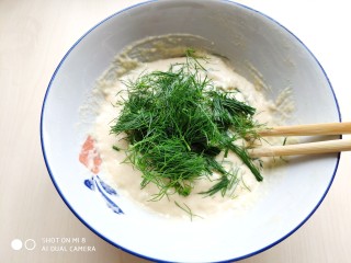 茴香小油条（不用手揉）,加入切好的茴香。