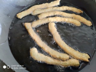 茴香小油条（不用手揉）,一面炸好后给它翻个面，炸到两面金黄即可。