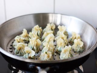 荠菜鸡肉蒸饺,上锅蒸5分钟即可。