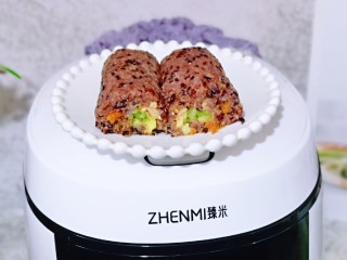 血糯米粢饭团,将保鲜膜取下，切开即可食用啦～一杯牛奶，一个粢饭团，营养早餐。