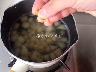 桂花马蹄雪梨糖水,等冰糖融化，撒上一点干桂花，关火。