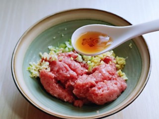 葱香鲜肉蒸饺,加入料酒。(适当可以多一点去腥)