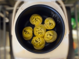 奶香葡萄干小面包（电饭锅版）,撒上少许的黑芝麻。