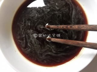 红枣红糖快手发糕,搅拌至彻底溶解。