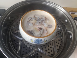 莲藕饼,铺上虾仁丁