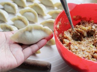 十味 多汁猪肉煎饺,包成你喜欢的样子。