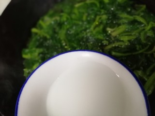 菠菜鸡蛋汤,均匀倒入水淀粉，文火把汤烧开。