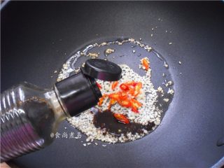 凉拌手撕茄子,倒入酱油，关火