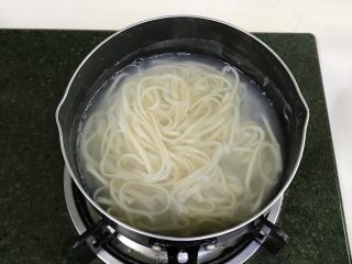 炸酱面,煮6～7分钟至熟。