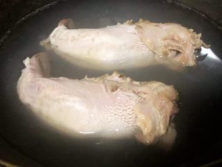 卤猪舌,锅中烧开水放入口条焯水去除杂质油脂和血水大约三四分钟左右立即放入冷水中过凉沥干水分