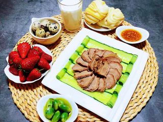 卤猪舌,搭配小馒头、牛奶、鹌鹑蛋、草莓酱料好丰盛的早餐哦