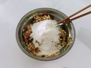 土豆蔬菜饼,加入面粉，具体多少没称重量，不需要加水，拌到能捏成团时，就是合适的。