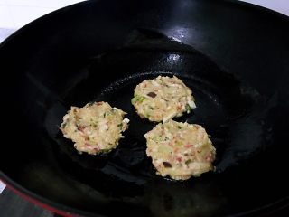 土豆蔬菜饼,平底锅或者电饼铛放一点油，小火，煎一面金黄翻面。