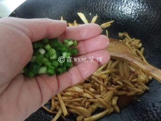 鱼香杏鲍菇,撒上一把小葱，快速地翻炒均匀后关火。