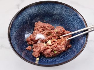 小白菜磷虾大馅馄饨,先把搅打好的肉馅放入大一点的容器，放入料酒和生抽，花椒粉和适量的盐，鸡精顺时针方向搅拌上劲。