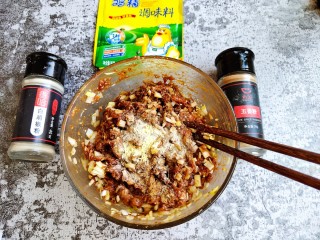 超喧软小笼包,加入一勺食用油，鸡精，白胡椒粉，五香粉和食盐调匀。