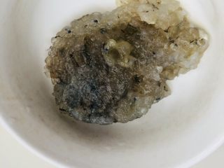 蔬菜虾仁粥（2-3人份）,取10只中等大小的虾仁，剁成泥