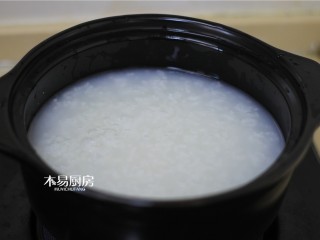 香菇鸡肉粥,大米提前熬成粥（大米100克，洗净，下入开水锅中，大火煮开，然后转小火熬煮30分钟，至粥软烂）