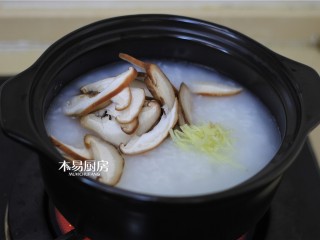 香菇鸡肉粥,将香菇片、姜丝下入大米粥中。