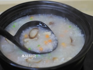 香菇鸡肉粥,撒入葱花、适量食盐、鸡粉、白胡椒粉。