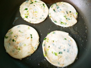 饺子皮葱油饼,锅内刷油，放入葱油饼。