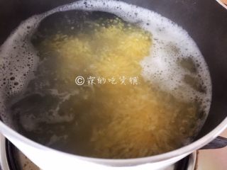 黑糖二米粥（小米+玉米渣渣）,大火先烧开，随后小火慢慢熬